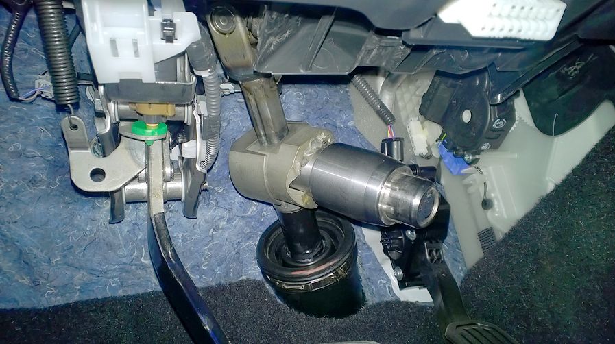 Mechanical Interceptor anti-theft device on car 