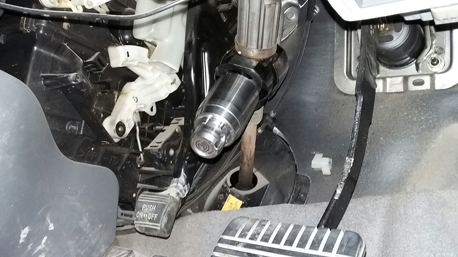 AntiTheft Mitsubishi Airtrek 20012005 Mechanical Interceptor